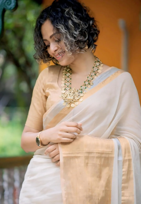 Elegant Mul Cotton Saree with Golden Zari Border (With Blouse Piece)