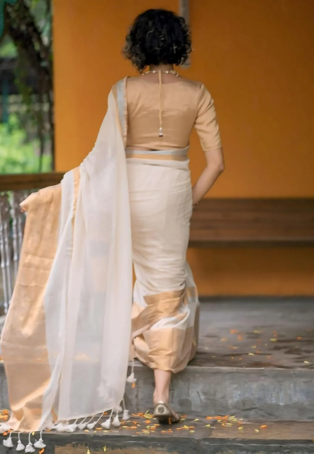 Elegant Mul Cotton Saree with Golden Zari Border (With Blouse Piece)